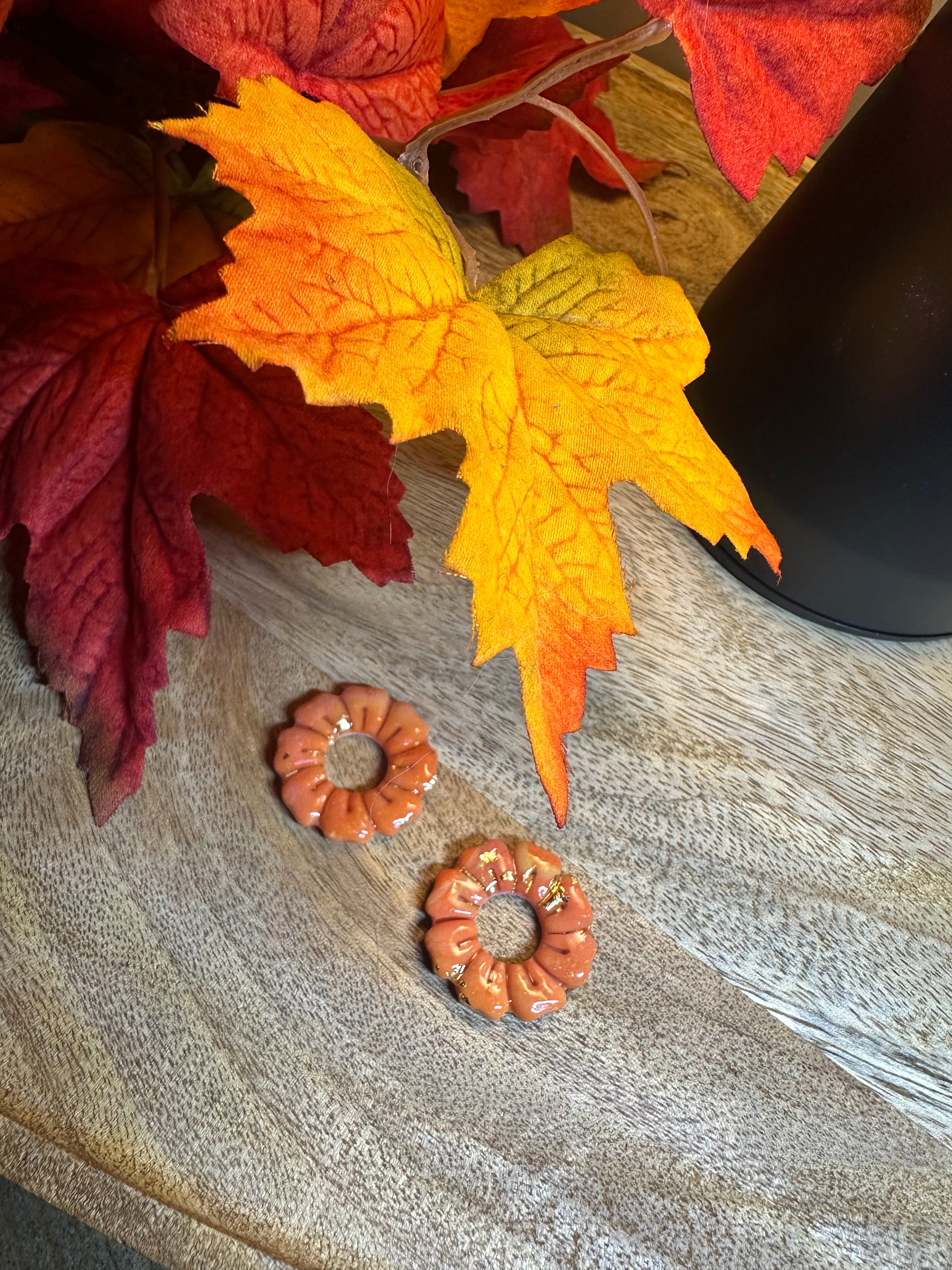 Pampilles orange et feuilles d’or