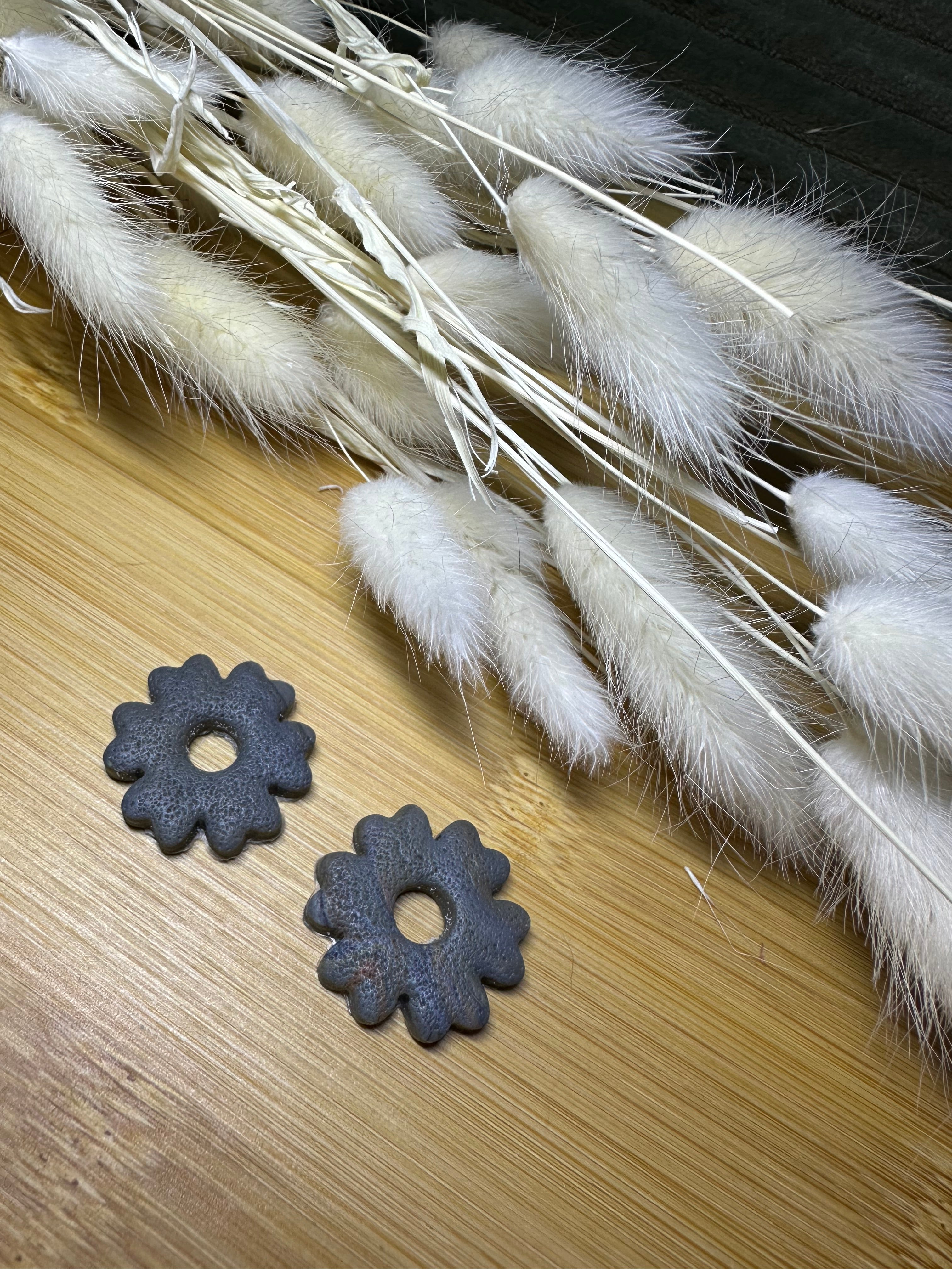 Pampilles fleurs grise mat