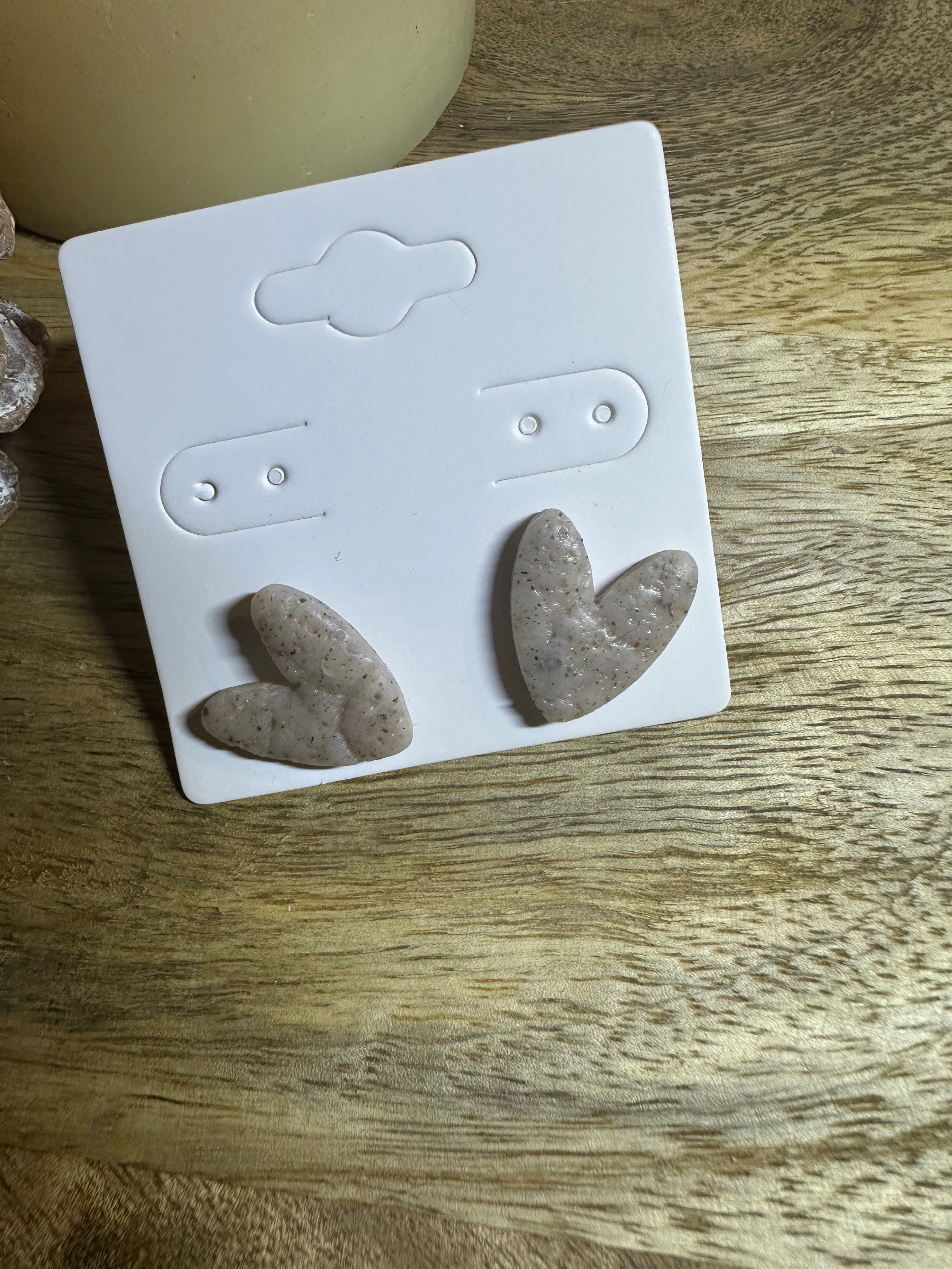 Boucle d’oreille cœur mat tige argenté