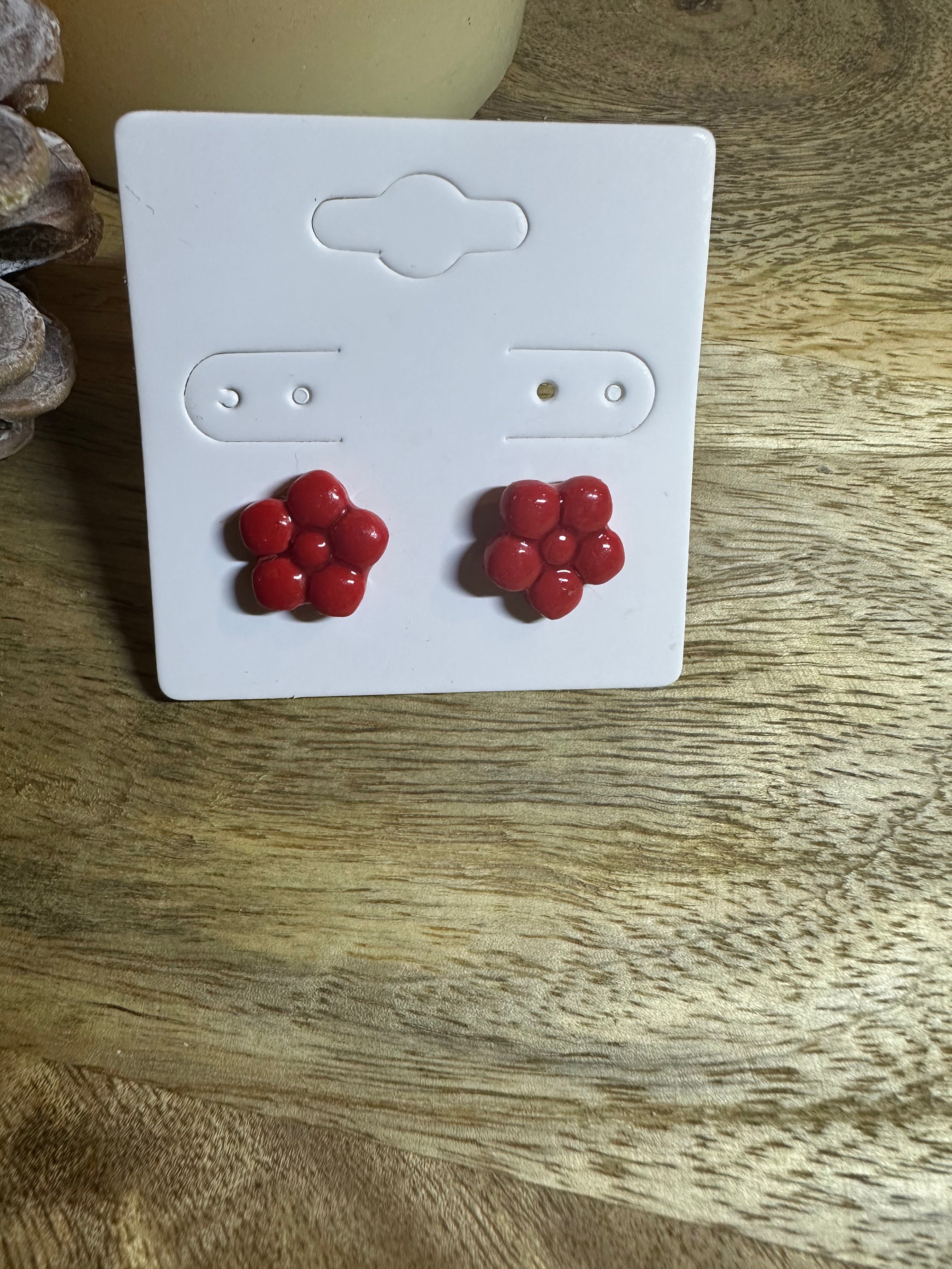 Boucle d’oreille fleur rouge tige argenté