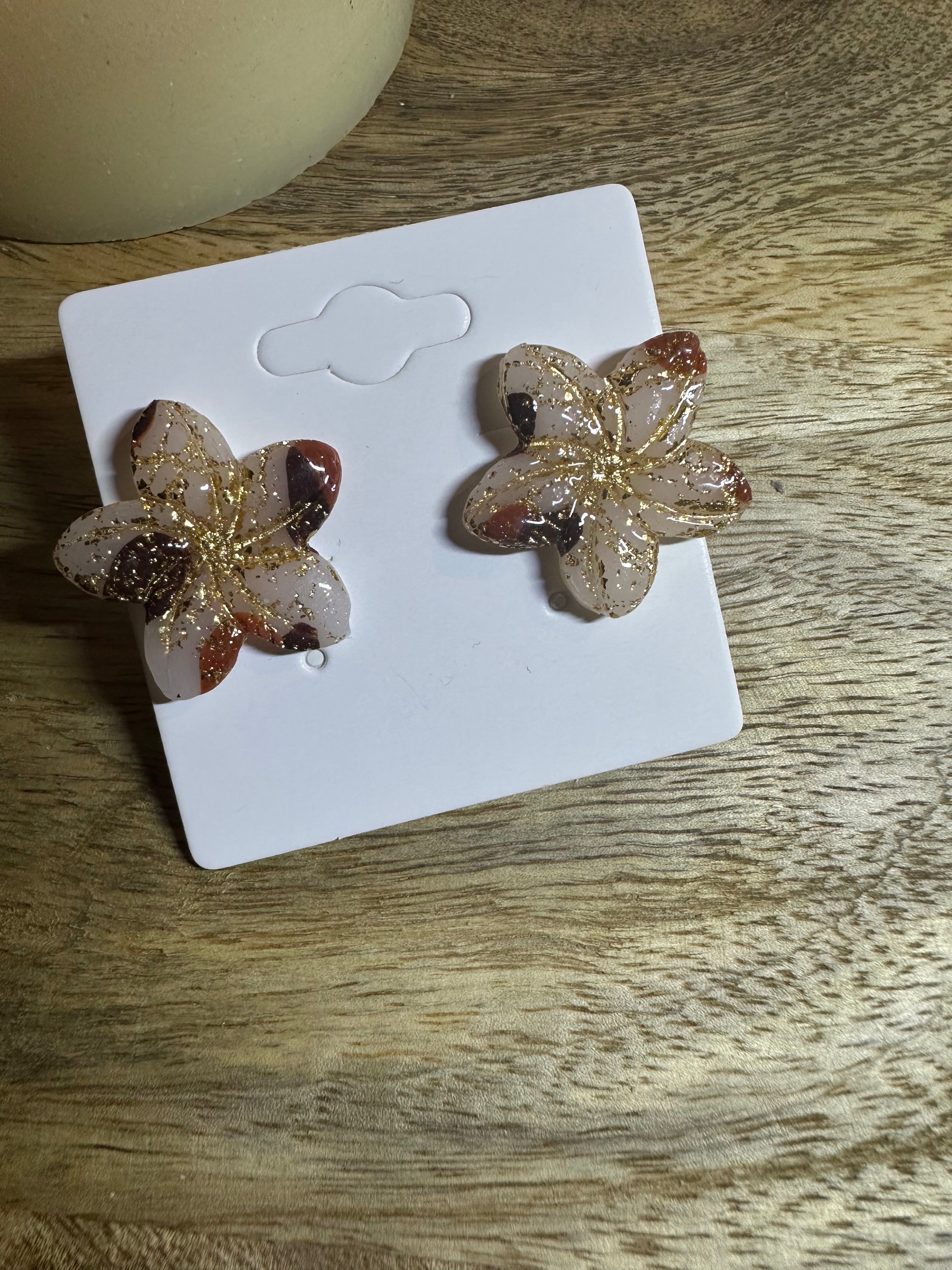 Boucle d’oreille fleur tige argenté