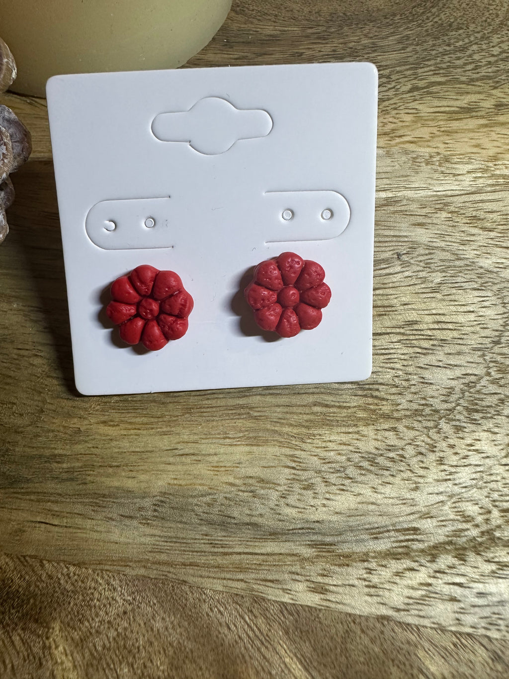 Boucle d’oreille rouge mat tige doré
