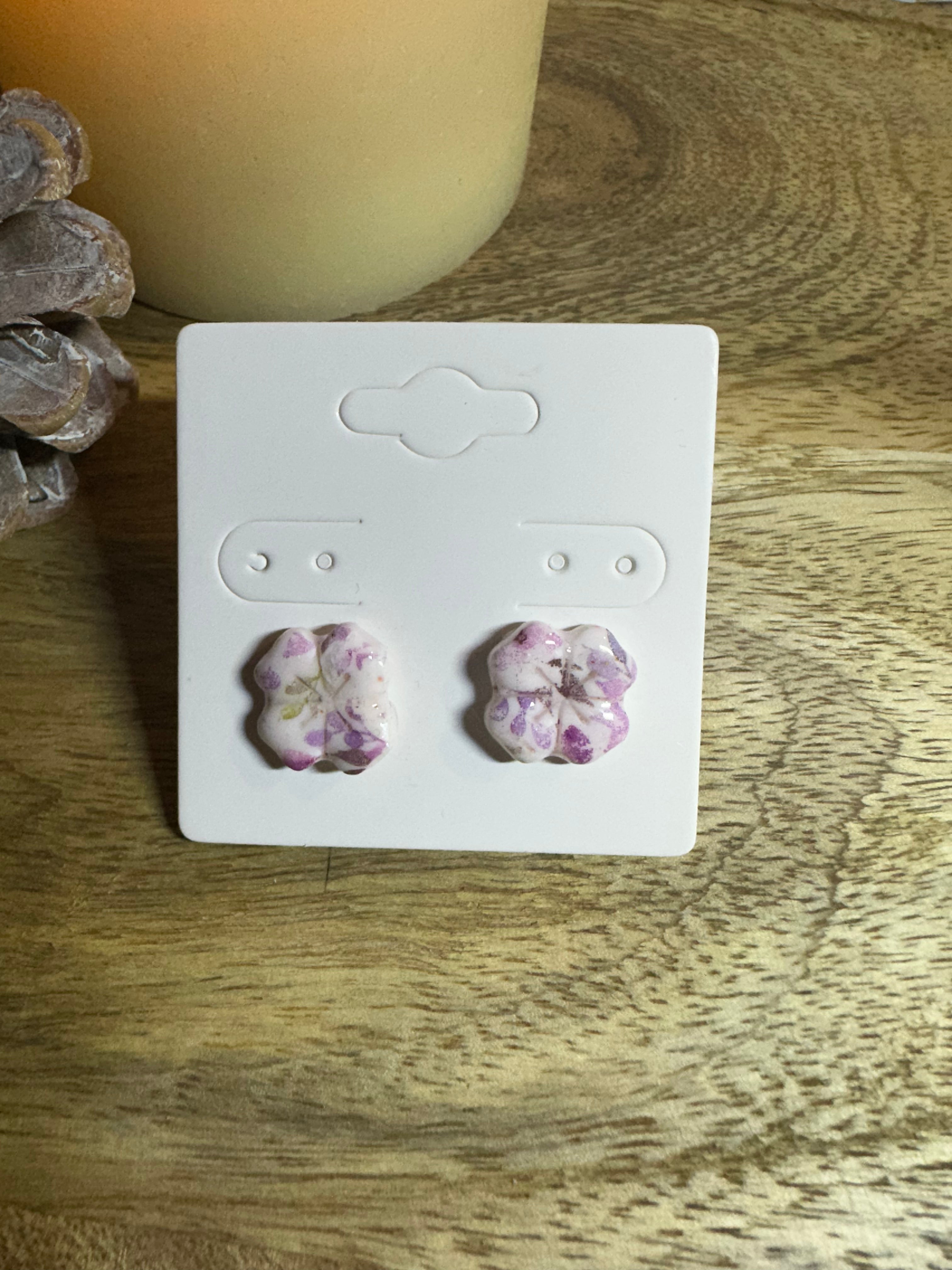 Boucle d’oreille trèfle fleurs violette tige doré
