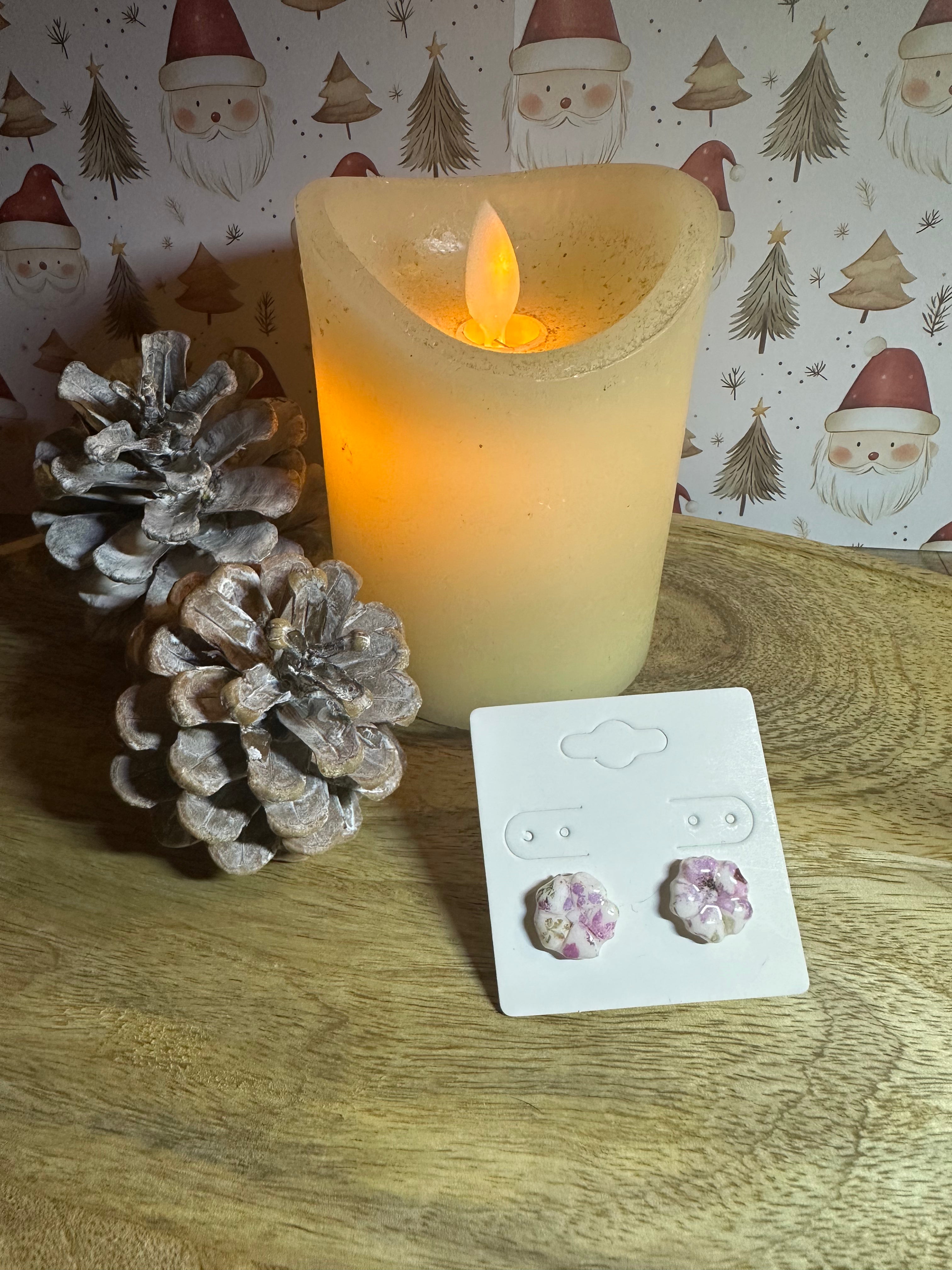 Boucle d’oreille fleur violette tige argenté