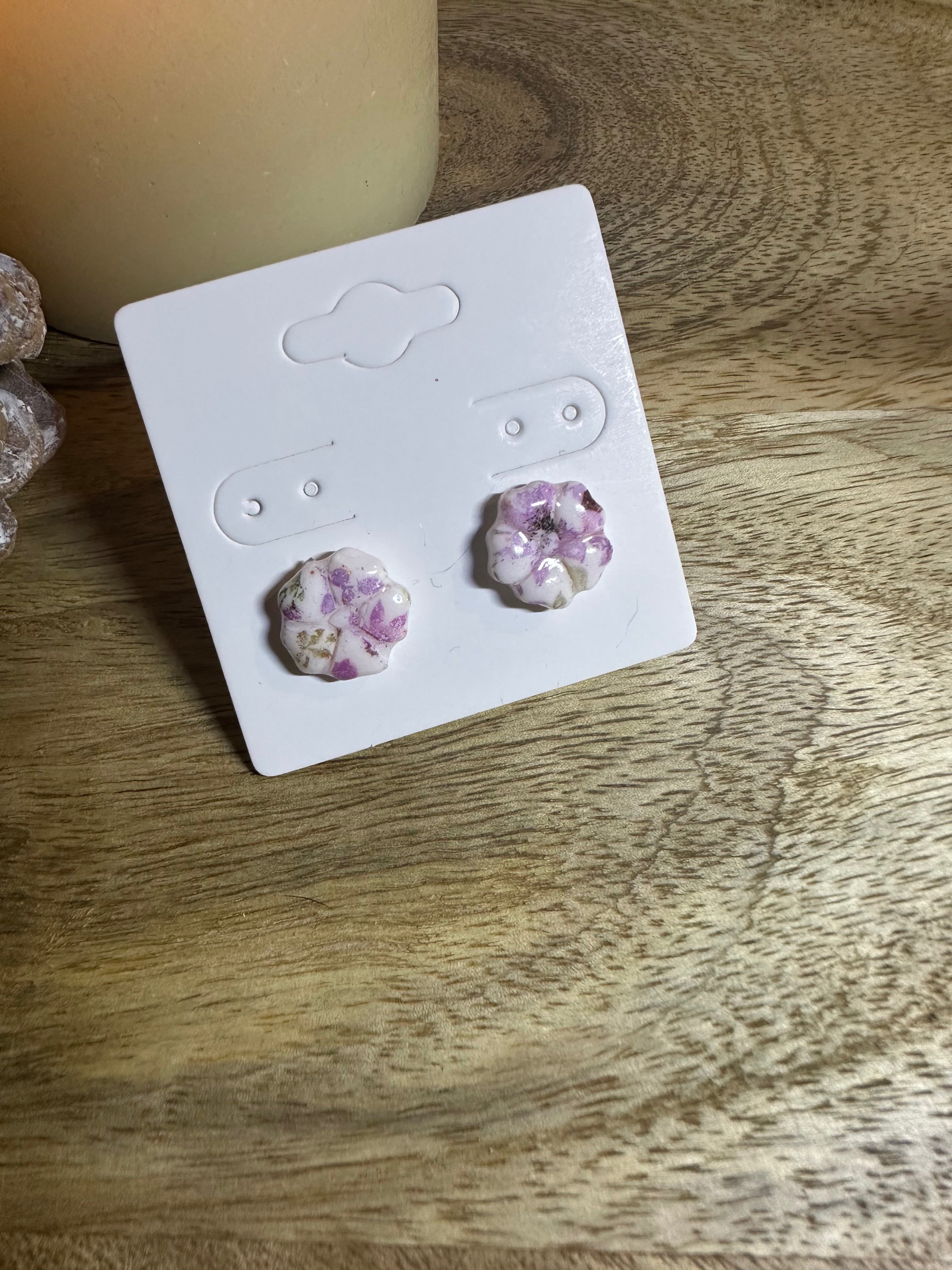 Boucle d’oreille fleur violette tige argenté