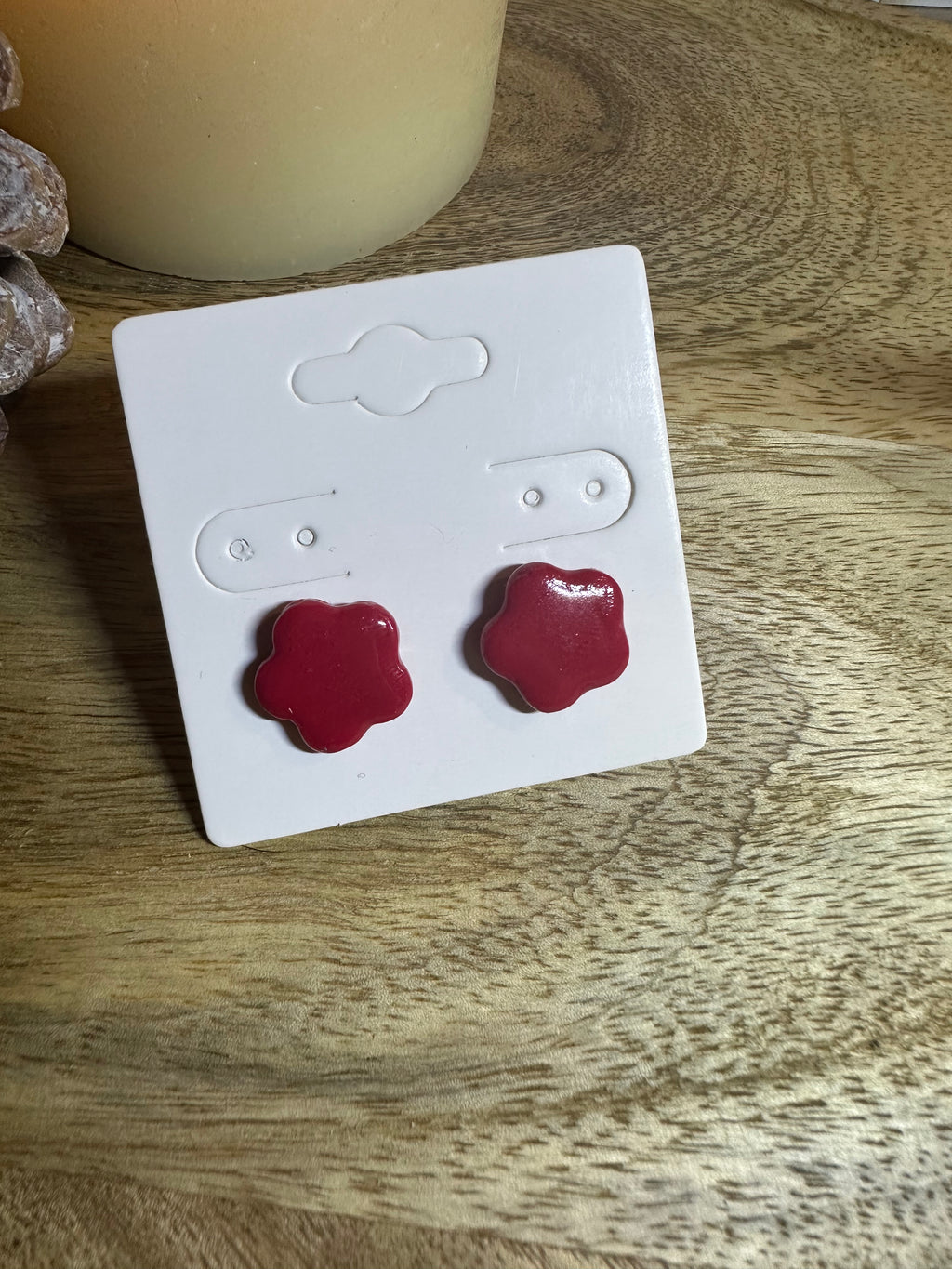 Boucle d’oreille fleur rouge tige doré