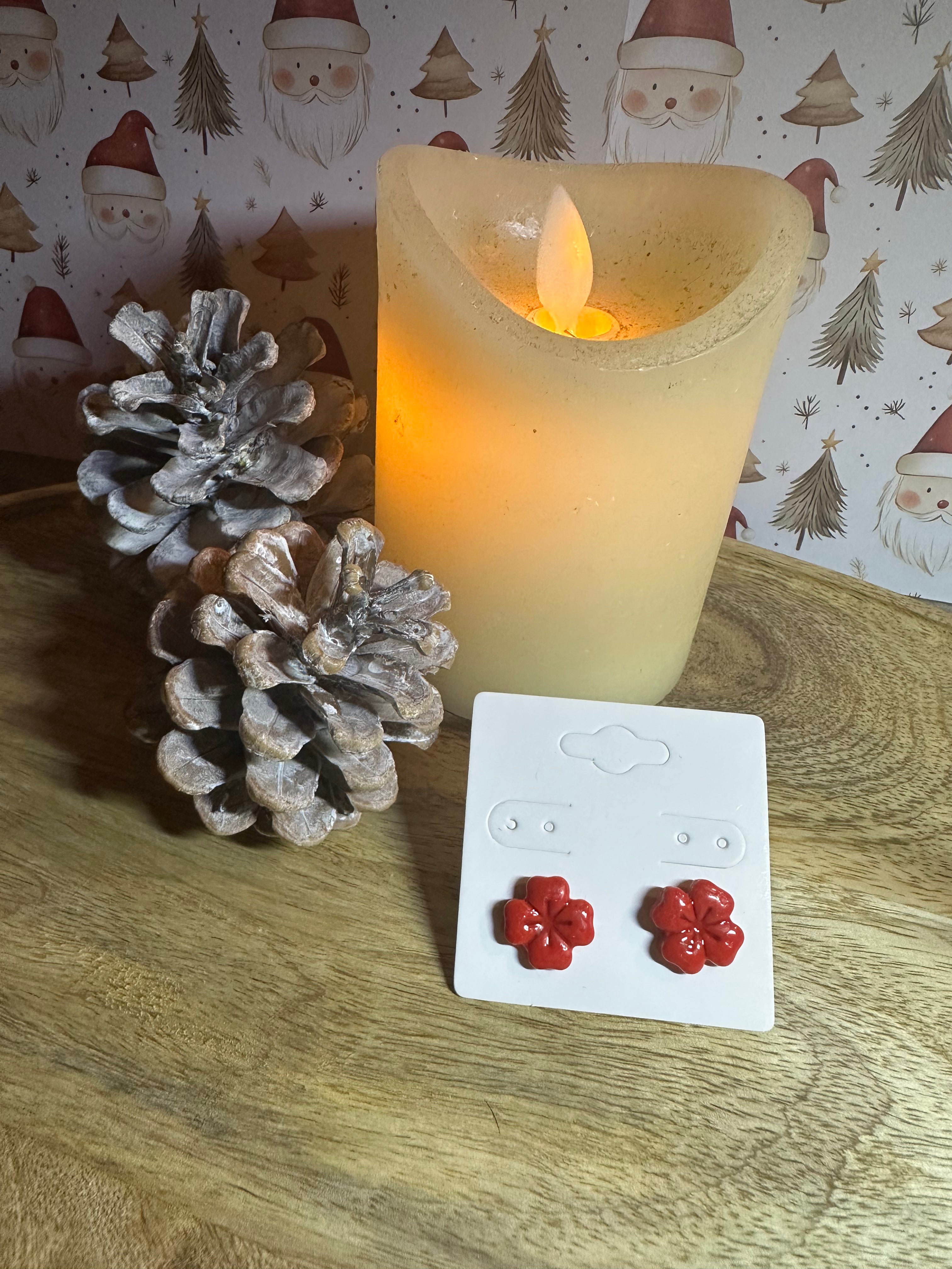 Boucle d’oreille trèfle rouge tige argenté