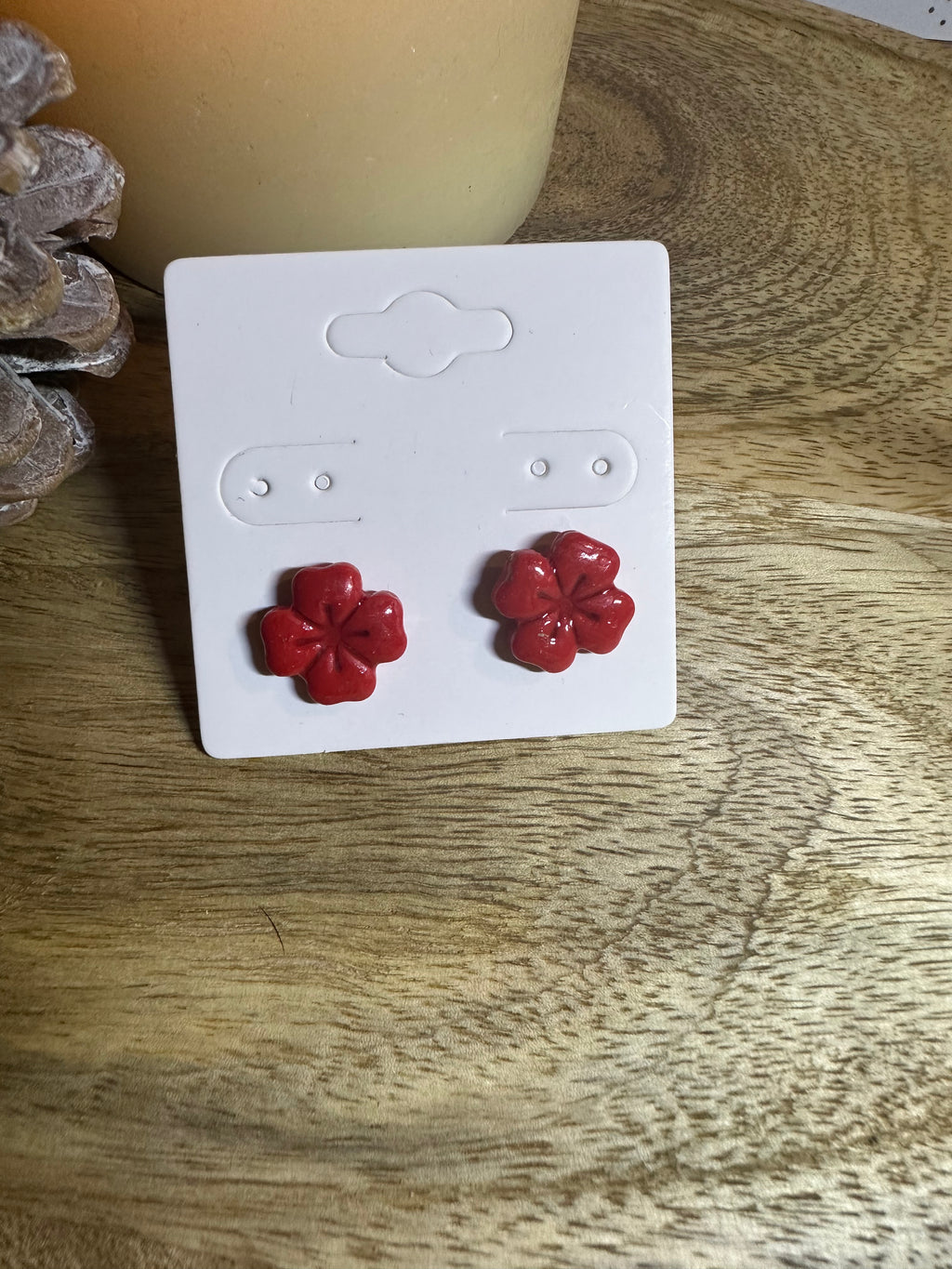 Boucle d’oreille trèfle rouge tige argenté