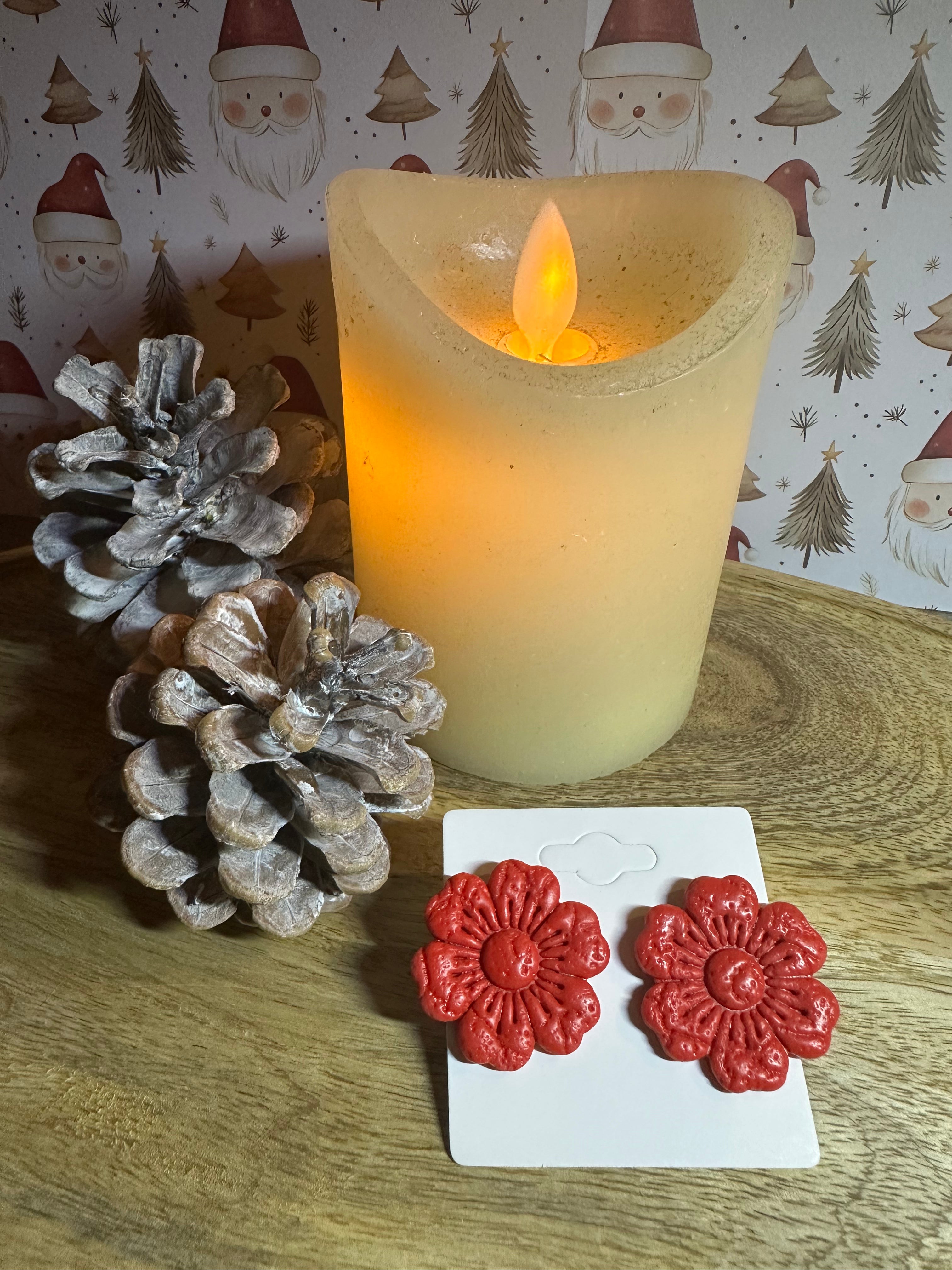 Boucle d’oreille rouge mat texturé tige doré