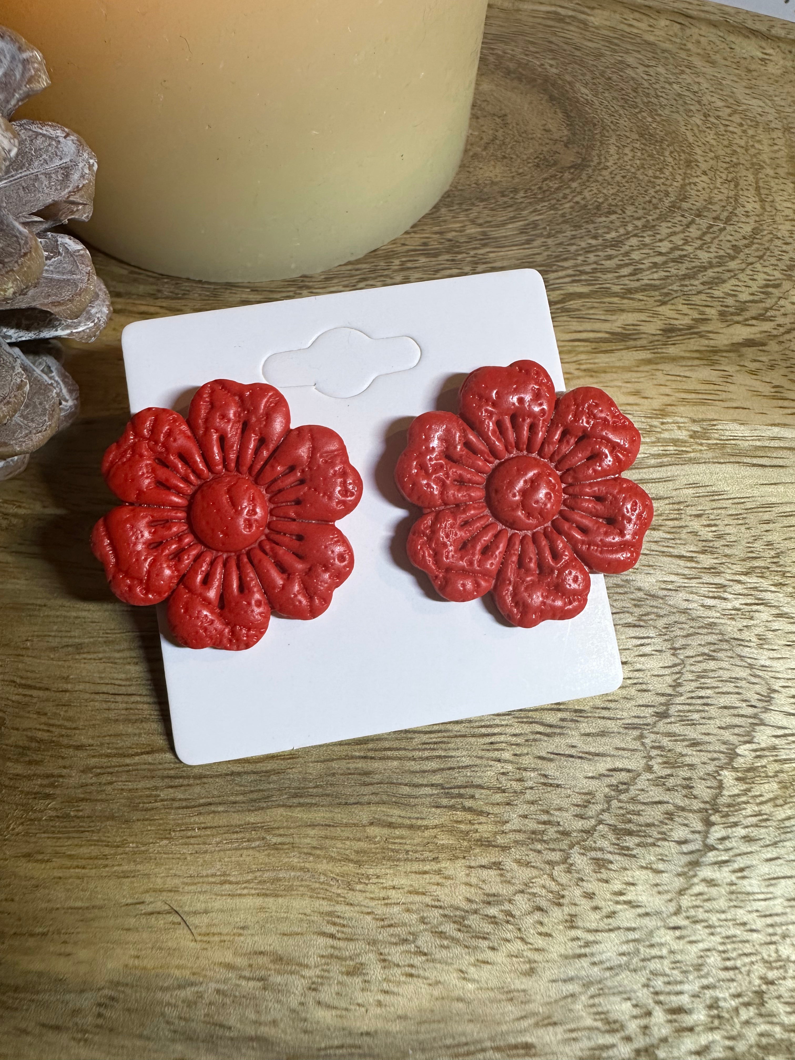 Boucle d’oreille rouge mat texturé tige doré