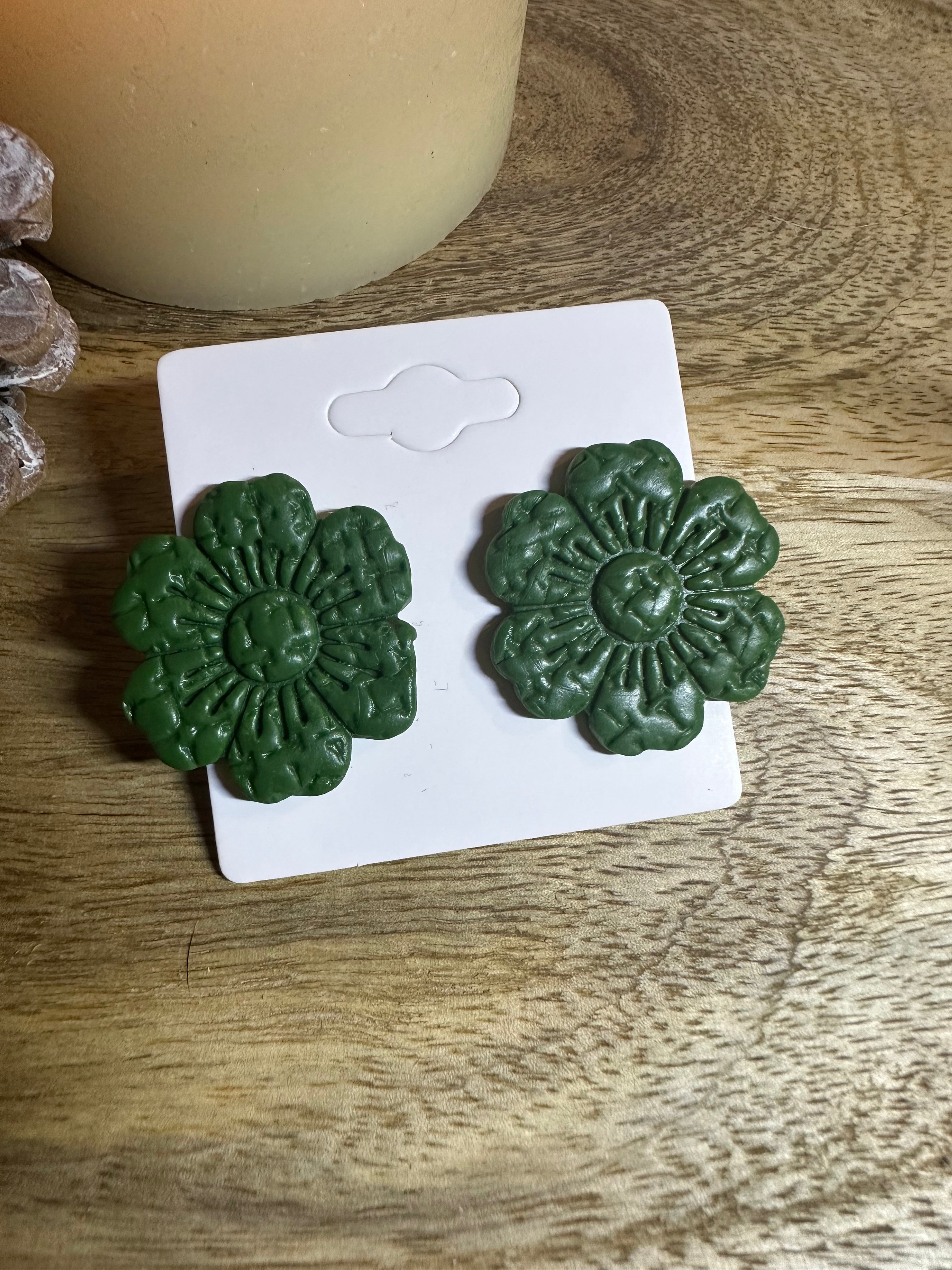 Boucle d’oreille verte mat texturé tige argenté